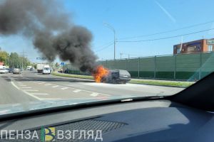 На улице 40 лет Октября в Пензе загорелся автомобиль