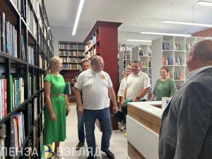 Губернатор Мельниченко посетил отремонтированную библиотеку и сквер в Сердобске