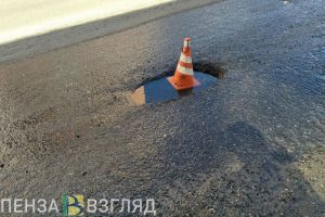 Кузнечанам объяснили причины провала асфальта на улице Дарвина