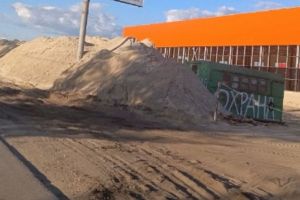 Жители Кузнецка задыхаются из-за песочных «заборов»