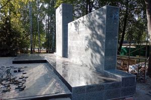 В Кондоле завершается обновление аллеи парка и благоустройство мемориала