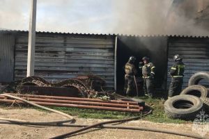 В Пензе потушили пожар на складе на улице Аустрина