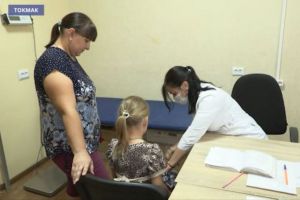 Пензенская бригада медиков проводит осмотры детей в Токмаке