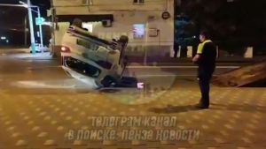 На перекрестке улиц Суворова и Плеханова в Пензе перевернулась машина