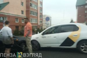 На ул. Володарского в Пензе в ДТП попала машина такси
