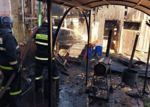 В Никольске выгорели деревянный дом и гараж