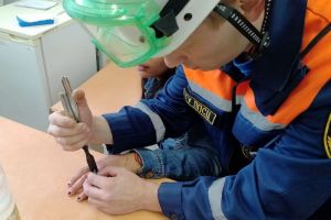 В Пензе спасатели снимали кольцо с опухшего пальца девочки