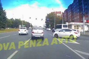 Опубликовано видео с опрокидыванием автомобиля на проспекте Победы в Пензе