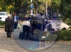В Пензе на ул. Карпинского иномарка частично ушла под землю