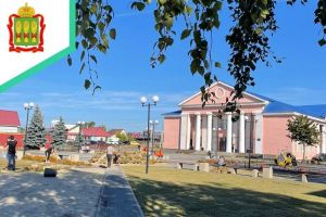 В Бессоновке благоустраивают площадь возле районного Дома культуры