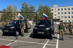 Мельниченко передал два новых автомобиля бойцам Росгвардии Заречного