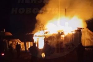 В Сосновоборском районе сгорел деревянный дом