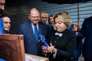 Мельниченко поздравил Валентину Матвиенко с переизбранием в СовФеде