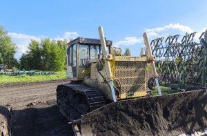 В Пензенской области тракторист случайно засыпал землей человека: мужчина погиб