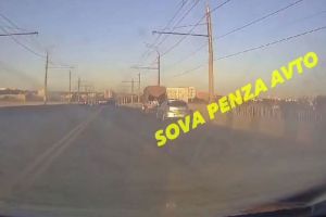 В Пензе сняли на видео момент нелепой аварии на Сурском мосту