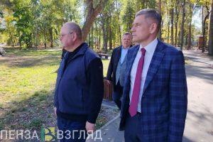 Олег Мельниченко осмотрел сквер «Юбилейный» в Заречном