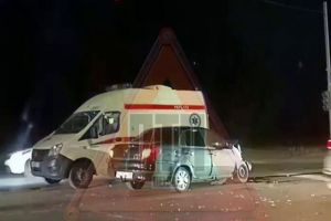К месту жесткого ДТП на Окружной улице в Пензе приехала скорая помощь