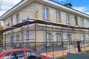 В Сердобске ремонтируют фасад многоквартирного дома на улице Ленина
