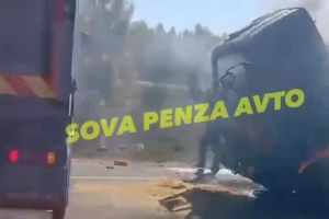 На дороге в Пензенской области после аварии загорелся «КамАЗ»