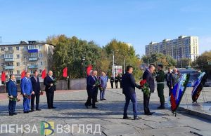 В Пензе делегация СовФеда возложила цветы к Монументу воинской и трудовой Славы