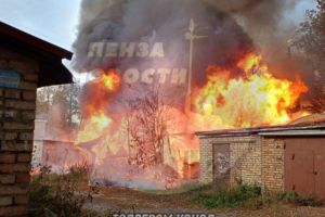 В Заводском районе Пензы пылают гаражи: опубликовано видео