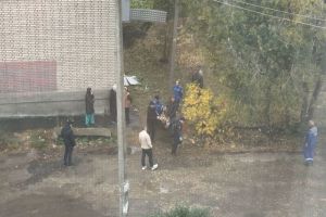 Появились фотографии выпавшего с балкона в Кузнецке мужчины