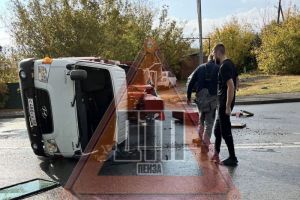 В Пензе на улице Окружной перевернулся манипулятор