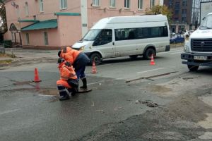 «Горводоканал» продолжает работы по устранению засора на ул. Ставского