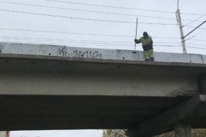 В Пензе продолжается ремонт асфальтового покрытия на Сурском мосту