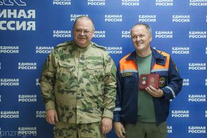 Мельниченко наградил пензенских спасателей, работающих в Запорожской области
