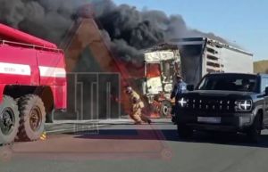Экстренные службы прибыли на трассу в Пензенской области, где пылает фура