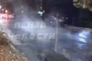 Соцсети: пензенцы сообщают о паре, рвущемся из-под асфальта на улице Чкалова