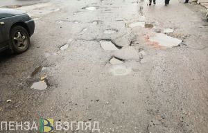 Жители Сердобска сообщили о «дырявом» тротуаре на ул. Ленина