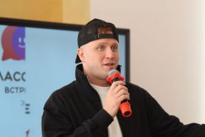 Актер сериала «Молодежка» (16+) встретился со школьниками в Башмаково