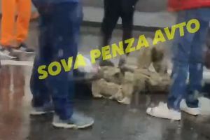 На проспекте Победы в Пензе сняли видео с пострадавшим мотоциклистом