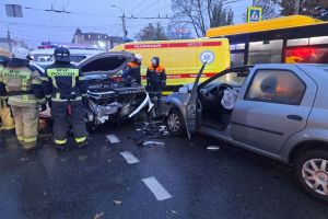 В центре Пензы пострадавшего в ДТП достали из «смятой» машины