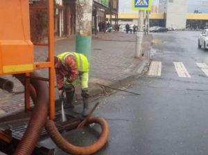 В Пензе последствия ливня устраняют с помощью илососов и самосвалов