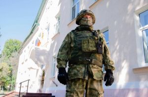 На территории спортшколы в Кузнецке задержали пьяного мужчину