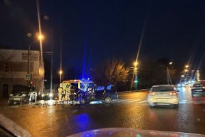 К месту жесткой аварии на Новотамбовской улице Пензы прибыла скорая помощь