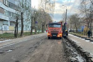 В Пензе на улице Ладожской ремонтируют дорогу и тротуар