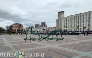В Пензе начали установку главной новогодней елки