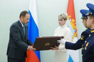 Игорь Комаров вручил «Золотую Звезду» семье героя, погибшего в зоне СВО