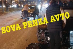 В Пензе возле «Дизель-Арены» столкнулись два автомобиля, пострадали пешеходы