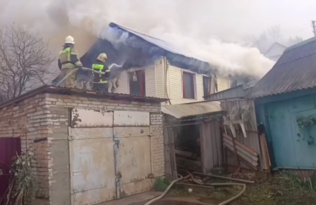 В Пензе горит дом на улице Дарвина: видео