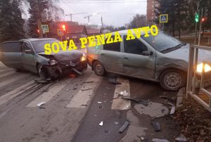 В ДТП на Южной поляне в Пензе раскурочило два автомобиля