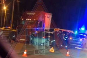 В Пензе случилось ДТП с участием фуры: на место приехала реанимация