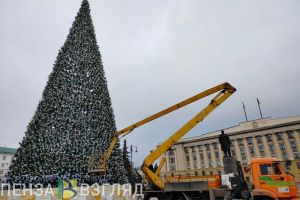 На площади Ленина в Пензе начали украшать главную новогоднюю елку области