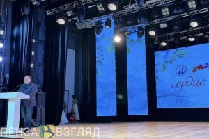 В «Доме офицеров» Мельниченко поздравил пензячек с Днем матери