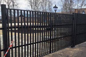 В сквере на улице Кирова в Земетчино установили ограждение
