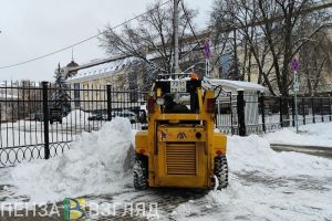 Власти Пензы поставили задачу убрать снег с внутридворовых территорий